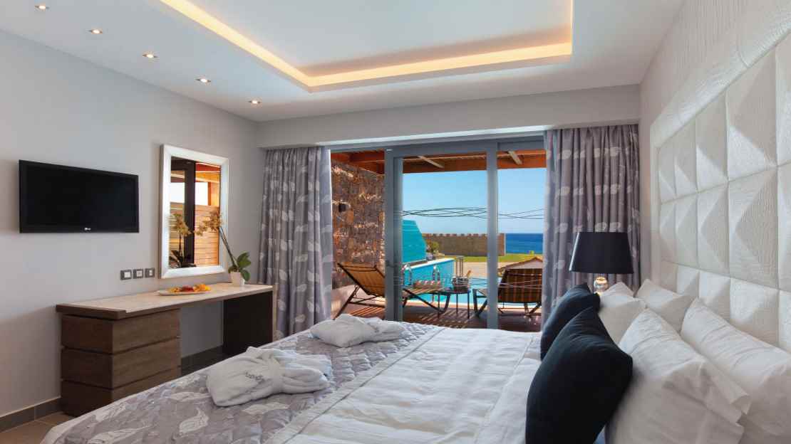 Junior Suite Private Pool with Side Sea View 